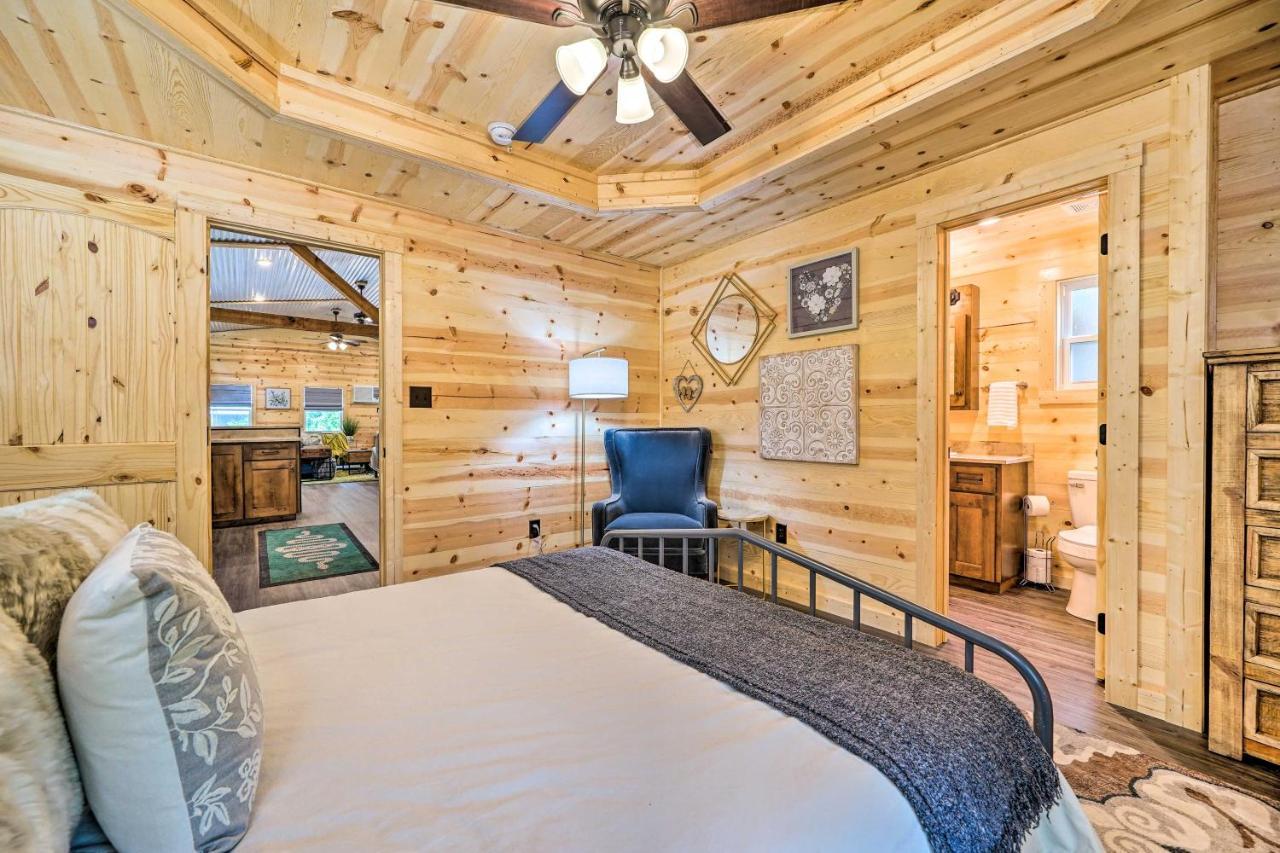 Stylish Cabin By Beavers Bend Hot Tub And Fire Pit Broken Bow Ngoại thất bức ảnh