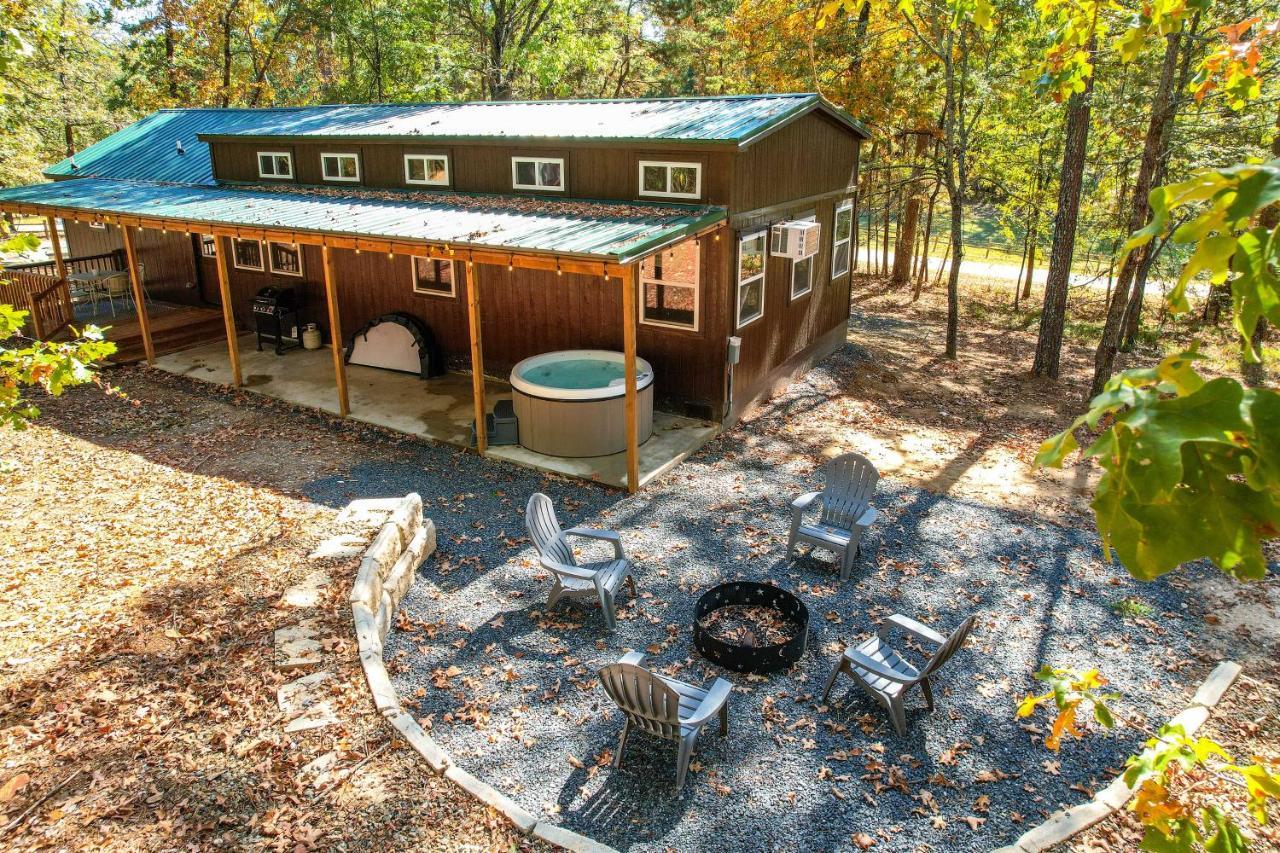 Stylish Cabin By Beavers Bend Hot Tub And Fire Pit Broken Bow Ngoại thất bức ảnh
